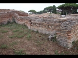 04629 ostia - regio i - insula xiv - domus di amore e psiche (i,xiv,5) - 2. raum - westseite - suedwand - 09-2023.jpg